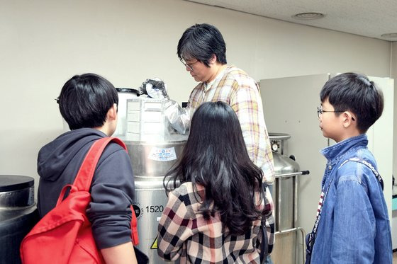 이윤혜 연구관이 액체 질소 냉각기에서 보관 중이던 버섯 유전자원을 보여줬다.