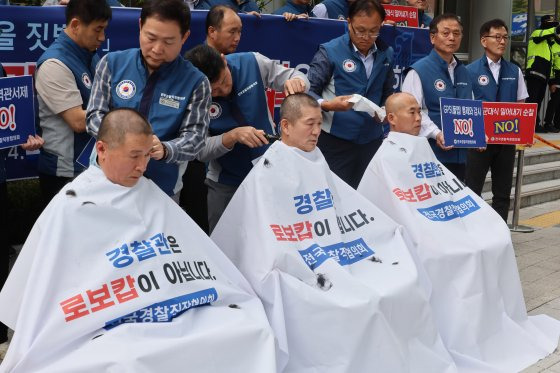 전국경찰직장협의회 관계자들이 21일 서울 서대문구 경찰청 앞에서 열린 현장경찰관 인권탄압 규탄대회에서 경찰청의 GPS감시와 밀어내기 순찰을 규탄하며 삭발식을 하고 있다. 연합뉴스