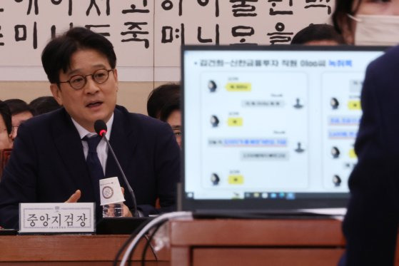 이창수 서울중앙지검장이 18일 오후 국회 법제사법위원회의 국정감사에서 김건희 여사의 도이치모터스 주가조작 혐의에 대한 검찰의 불기소 처분과 관련한 질의에 답하고 있다. 연합뉴스