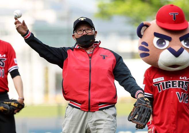 ▲ 광주-기아챔피언스필드에서 열린 2021 KBO 프로야구 삼성 라이온즈와 KIA 타이거즈의 경기에서 '타이거즈 레전드 데이'로 초청된 김응용 전 감독이 시구하는 모습 [연합뉴스] 