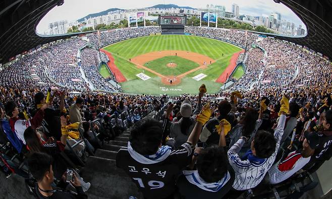 19일 서울 잠실야구장에서 2024 신한 SOL뱅크 KBO 포스트시즌 플레이오프 4차전 LG 트윈스와 삼성 라이온즈의 경기가 펼쳐지고 있다. 사진=임형택 기자