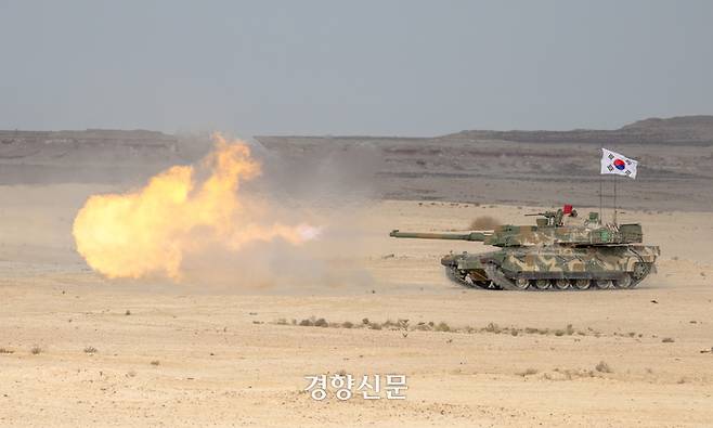 한국 육군의 K2전차가 카타르 알 칼라엘 훈련장에서 기동사격을 실시하고 있다. 육군 제공