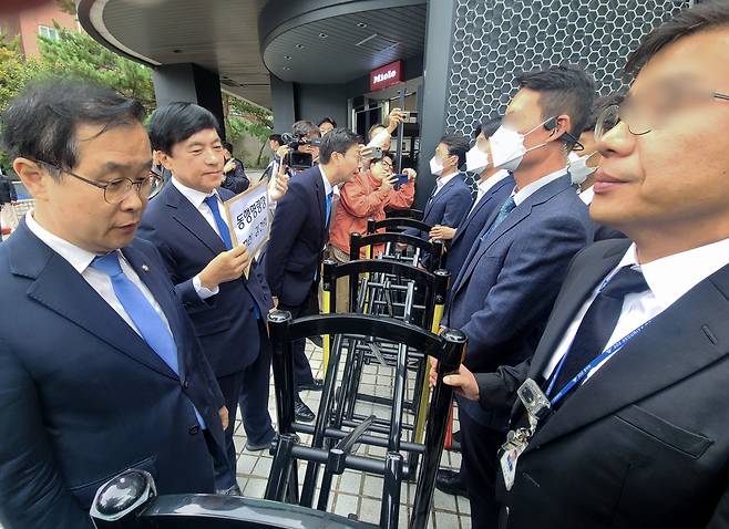 Three lawmakers of the National Assembly are seen at a scene delivering a subpoena issued by the National Assembly at President Yoon Suk Yeol's official residence in Yongsan-gu, Seoul as first lady Kim Keon Hee failed to appear at a parliamentary audit as a witness. (Yonhap)