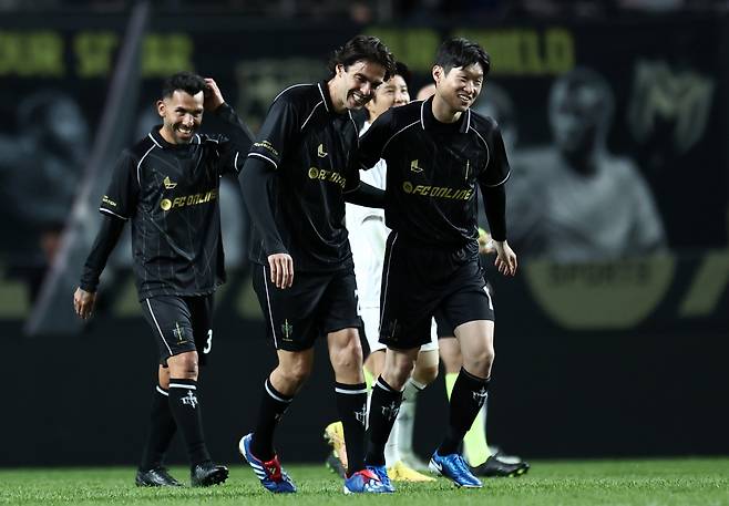 Former Manchester United midfielder Park Ji-sung (right) celebrates with teammates after scoring during the Nexon Icons Match at Seoul World Cup Stadium in western Seoul on Sunday. (Yonhap)