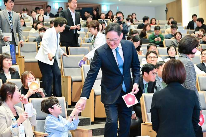 이재용 삼성전자 회장이 21일 서울대어린이병원에서 열린 ‘이건희 소아암ㆍ희귀질환 극복사업, 함께 희망을 열다, 미래를 열다’ 행사에 참석해 환아와 인사를 나누고 있다. 삼성전자 