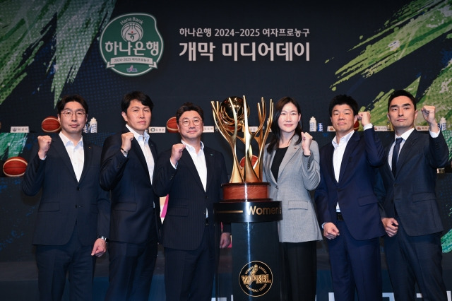 WKBL 6개 구단 감독들이 21일 서울 중구 더 플라자 호텔에서 열린 2024-2025시즌 개막 미디어데이에서 우승 트로피와 함께 기념촬영을 하고 있다. WKBL 제공