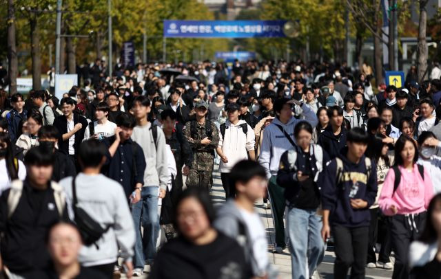 지난 12일 연세대학교 2025학년도 수시모집 논술시험을 마친 수험생들이 고사장을 나서고 있다. 연합뉴스