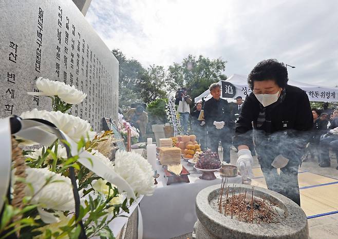 21일 오전 서울 성수대교 북단 위령탑 앞에서 열린 성수대교 붕괴사고 30주기 합동위령제에서 유가족이 분향하고 있다.  성수대교 붕괴 사고는 1994년 10월 21일 오전 7시 40분께 발생, 등교 중이던 무학여고 학생 8명 포함 시민 32명이 사망하고 17명이 다친 사고다. / 사진제공=뉴스1