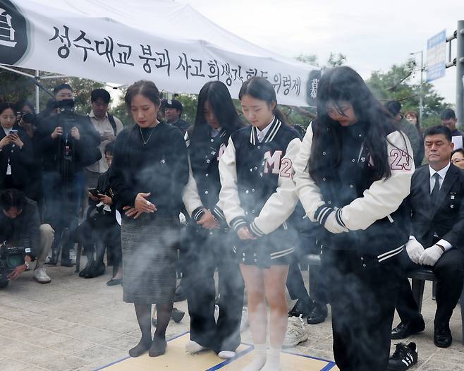 21일 오전 서울 성동구 성수대교 북단 인근 성수대교 사고 희생자 위령비에서 열린 제30주기 합동위령제에서 무학여고 학생들이 묵념하고 있다. 성수대교 붕괴사고는 30년 전인 1994년 10월21일 오전 성수대교 상부가 무너지며 당시 등교중이던 무학여고 학생 8명 포함 시민 32명이 사망하고 17명이 다친 사고다. / 사진제공=뉴시스