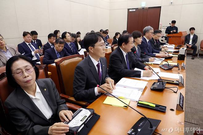 [서울=뉴시스] 조성봉 기자 = 김성이(왼쪽 세번째) 한국사회복지협의회 회장을 비롯한 피감기관장들이 21일 오전 서울 여의도 국회 보건복지위원회에서 열린  한국사회복지협의회, 아동권리보장원 등에 대한 국정감사에서 의원들의 질의를 듣고 있다. 2024.10.21. suncho21@newsis.com /사진=조성봉