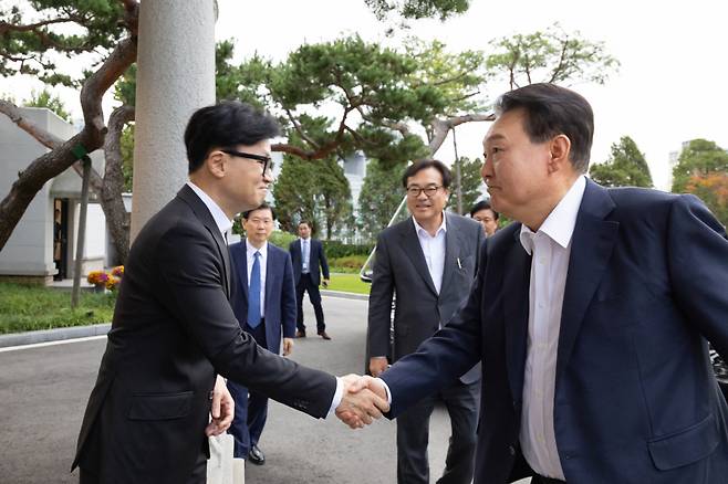 윤석열 대통령이 21일 서울 용산 대통령실 파인그라스 앞에서 한동훈 국민의힘 대표와 인사를 나누고 있다. /사진=대통령실 제공