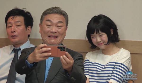 SNL코리아 측은 하니보단 국감 당시의 상황을 풍자한 듯한 연출을 보였다. 사진은 당시 한화오션 대표와 하니가 셀카를 찍는 모습을 패러디한 배우들의 모습. /사진=유튜브 캡처