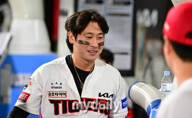 2024년 9월 24일 광주기아챔피언스필드에서 '2024 신한 SOL Bank KBO리그, 삼성 라이온즈와 KIA 타이거즈의 경기가 열렸다. KIA 박찬호가 4회말 2사 2루서 2점 홈런을 친 뒤 기뻐하고 있다./마이데일리