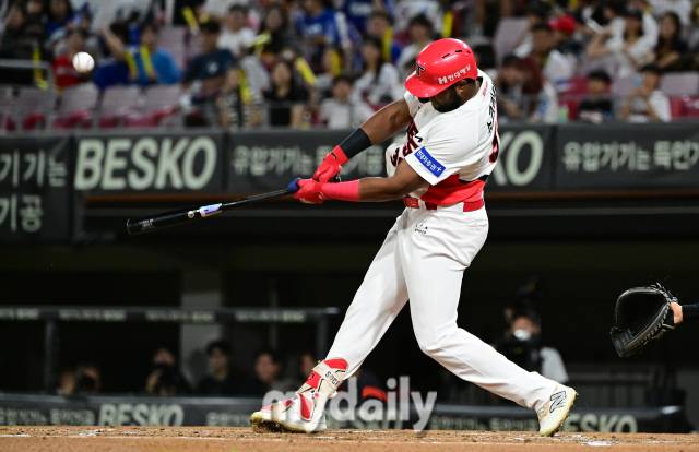 2024년 9월 24일 광주기아챔피언스필드에서 '2024 신한 SOL Bank KBO리그, 삼성 라이온즈와 KIA 타이거즈의 경기가 열렸다. KIA 소크라테스가 1회말 1사 1.2루서 1타점 적시타를 치고 있다./마이데일리