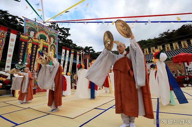 지난 19일 서울 은평구 진관사 대웅전 야단법석에서 ‘수륙재 개건 626주년 기념 2024 진관사 국행수륙재’가 봉행됐다. [사진=진관사]