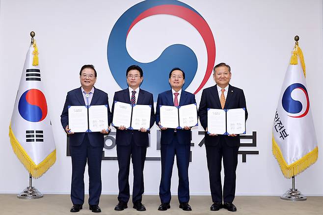 21일 서울 종로구 정부서울청사에서 우동기 지방시대위원장(사진 왼쪽부터), 이철우 경상북도지사, 홍준표 대구광역시장, 이상민 행정안전부장관이 대구·경북 통합 합의문에 서명하고 기념촬영을 하고 있다.[행정안전부 제공]