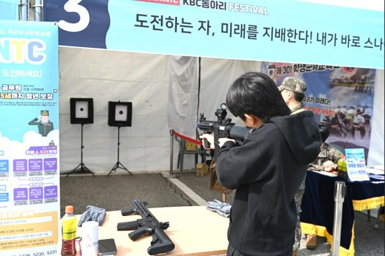 면접고사를 끝낸 수험생들이 직무학습동아리에서 운영하는 체험부스 활동으로 진로 이해 및 설계에 도움이 되는 시간을 가지고 있다(경북 전문대 제공)