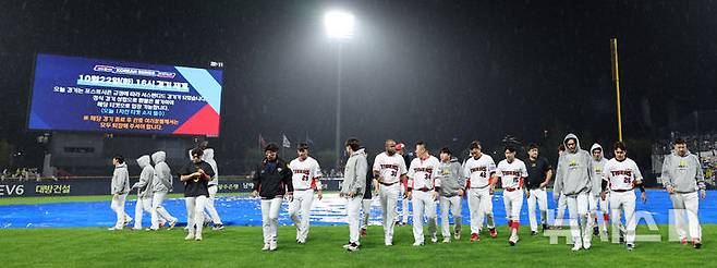 [광주=뉴시스] 김금보 기자 = 21일 광주 북구 광주-기아챔피언스필드에서 열린 2024 KBO 포스트시즌 한국시리즈 1차전 삼성 라이온즈와 KIA 타이거즈의 경기, 6회초 우천으로 서스펜디드 게임이 선언되자 KIA 선수들이 팬들에게 인사를 하고 덕아웃으로 들어가고 있다. 경기는 22일 16시 재개된다 2024.10.21. kgb@newsis.com