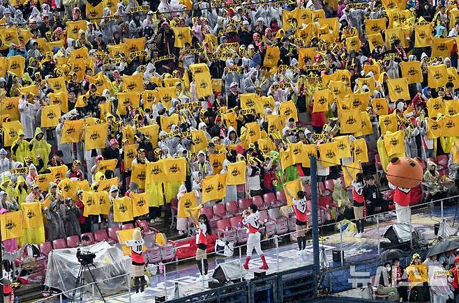 [광주=뉴시스] 김혜인 기자 = 2024 신한 쏠뱅크 KBO 한국시리즈 1차전이 열리는 21일 오후 광주 북구 기아챔피언스필드에서 KIA타이거즈 팬들의 응원전이 펼쳐지고 있다. 2024.10.21. hyein0342@newsis.com