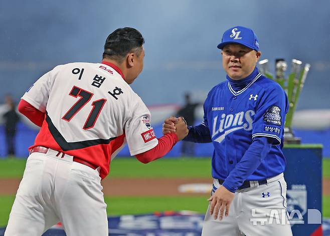 [광주=뉴시스] 김금보 기자 = 21일 광주 북구 광주-기아챔피언스필드에서 열린 2024 KBO 포스트시즌 한국시리즈 1차전 삼성 라이온즈와 KIA 타이거즈의 경기 시작에 앞서 KIA 이범호 감독과 삼성 박진만 감독이 인사하고 있다.  2024.10.21. kgb@newsis.com