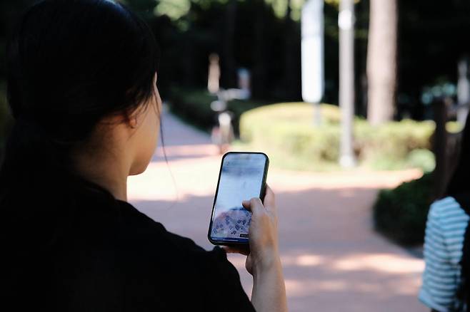 ▲ 휴대전화 애플리케이션을 통해 주거지와 아이들이 다니는 학교 주변의 미세먼지 수치 정보를 받아 보는 학부모들이 늘고 있다.&nbsp;