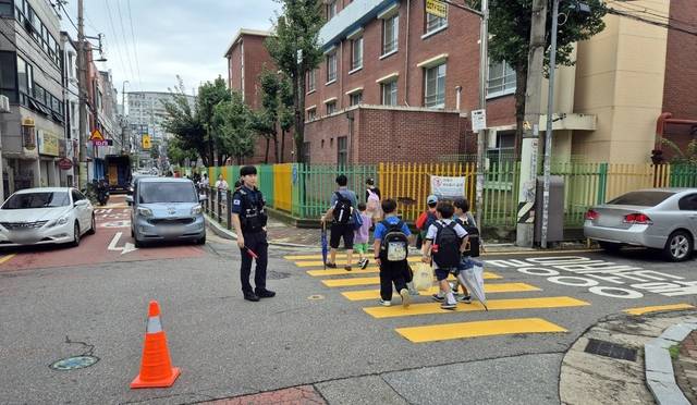 교통 지도하는 권선파출소 직원들. 권선파출소