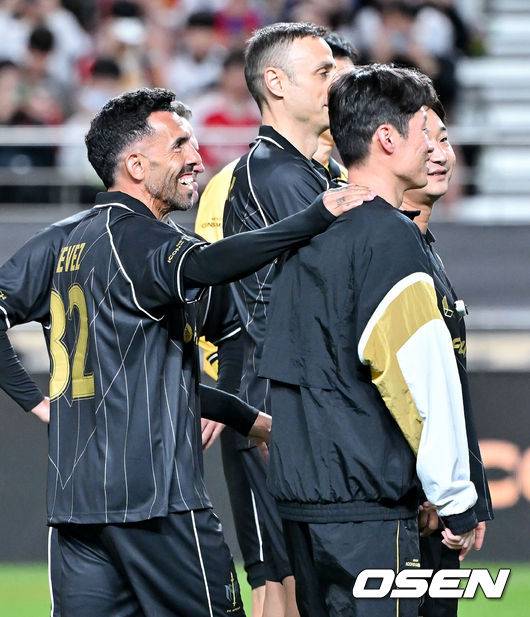 [OSEN=서울월드컵경기장, 박준형 기자] 19일 오후 서울월드컵경기장에서 ‘2024 넥슨 아이콘매치(이하 ‘아이콘 매치’)’ 이벤트 매치가 진행됐다.19일과 20일 양일간 서울월드컵경기장에서 열리는 아이콘 매치는 넥슨 축구 게임&nbsp;'FC&nbsp;온라인'과&nbsp;'FC&nbsp;모바일'에서 은퇴한 전설적인 선수들로 구성된 '아이콘 클래스'에 속한 은퇴 선수들이 한국 경기장에 모이는 이색 경기다. 공격수로만 구성된&nbsp;'FC&nbsp;스피어' 팀과 수비수로만 구성된 '실드 유나이티드' 팀이 '창과 방패'를 콘셉트로 대결을 펼쳐 공격수와 수비수 중 어느 포지션이 더 훌륭한지 판가름한다.테베스가 박지성과 어깨동무를 하고 있다. 2024.10.19 / soul1014@osen.co.kr