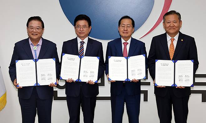 우동기(왼쪽부터) 지방시대위원장, 이철우 경북도지사, 홍준표 대구시장, 이상민 행정안전부 장관이 21일 서울 종로구 정부서울청사에서 열린 대구·경북 통합 관련 4자 회동에서 합의문을 들고 기념촬영을 하고 있다. 연합뉴스