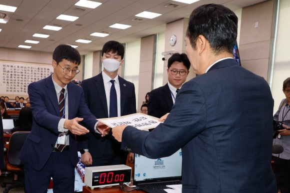 정청래 국회 법제사법위원회 위원장이 21일 오전 서울 여의도 국회에서 대검찰청 국정감사 도중 전체회의에서 김건희 여사, 모친 최은순 씨 동행명령장을 발부하고 있다. 2024.10.21 뉴스1