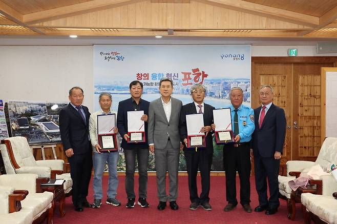 21일 포항시청 대외협력실에서 이강덕 시장이 택시기사 4명에게 표창장이 수여됐다.&nbsp;왼쪽부터 송영춘 운전자불자연합회장, 모해동, 차성호, 이강덕 포항시장, 김도엽, 최태문, 권중구 개인택시포항지부장.