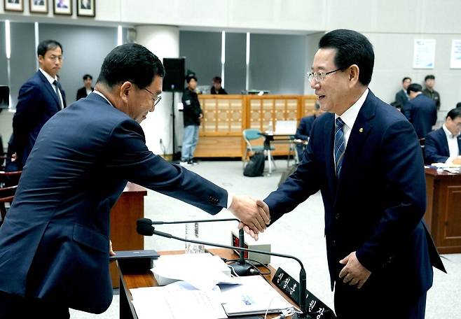 ​김영록 전남도지사가 21일 전남도청 왕인실에서 열린 국회 행정안전위원회 국정감사에서 선서문을 신정훈 위원장에게 전달하고 악수를 하고 있다. ⓒ전남도​