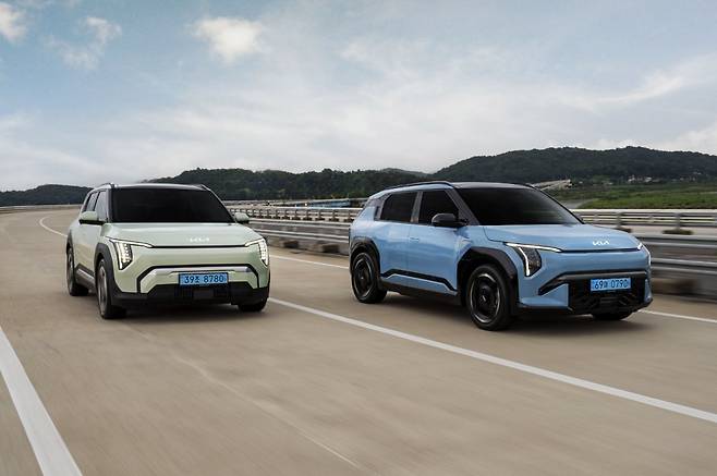 기아 EV3 롱레인지 모델은 완충시 최대 501km를 주행할 수 있다. 서울에서 부산은 물론, 땅끝마을 해남까지도 추가 충전 없이 도달할 수 있다. 거기에 균형잡힌 성능과 여유로운 공간, 합리적인 가격까지 갖췄으니  국민 전기차의 반열에 오를만하다. 사진제공 ｜기아