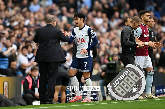 ▲&nbsp;손흥민은 19일 TNT 스포츠와 인터뷰에서 "슬프지만 나는 이제 32살이다. 나는 모든 경기를 진지한 자세로 임하고 싶다. 지나간 모든 경기들은 다시 돌아오지 않는다.&nbsp;모든 경기를 진지하게 받아들이고, 내 커리어 마지막 경기인 것처럼 뛰고 싶다"라고 밝혔다. 이날 선발 출전한 손흥민은 팀이 3-1로 앞서던 후반 15분 쐐기골을 넣었다.이로써 손흥민은 시즌 득점을 3골로 늘렸다. 도움은 2개를 기록 중이다.