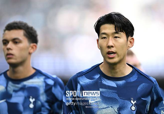 ▲&nbsp;손흥민은 19일 TNT 스포츠와 인터뷰에서 "슬프지만 나는 이제 32살이다. 나는 모든 경기를 진지한 자세로 임하고 싶다. 지나간 모든 경기들은 다시 돌아오지 않는다.&nbsp;모든 경기를 진지하게 받아들이고, 내 커리어 마지막 경기인 것처럼 뛰고 싶다"라고 밝혔다. 이날 선발 출전한 손흥민은 팀이 3-1로 앞서던 후반 15분 쐐기골을 넣었다.이로써 손흥민은 시즌 득점을 3골로 늘렸다. 도움은 2개를 기록 중이다.