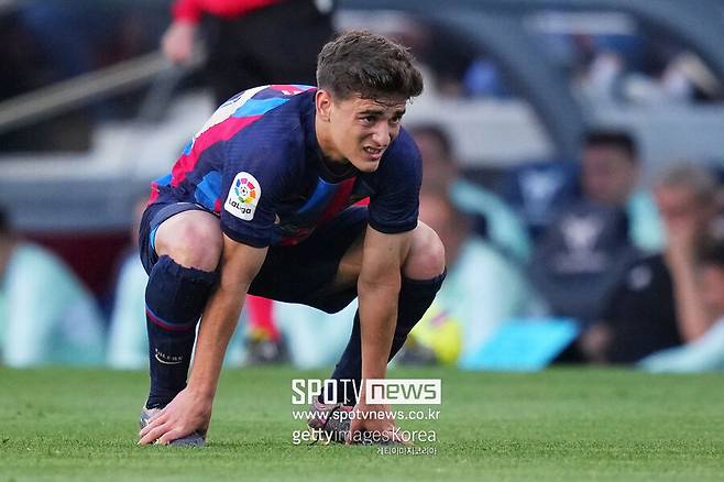 ▲ 바르셀로나의 초신성 파블로 가비가 전방십자인대 파열 부상을 이겨내고 돌아왔다. 무려 11개월 만에 복귀전을 치른 가비는 주장 완장을 이어받는 감동적인 장면을 연출했다. 팬들도 뜨거운 기립박수로 가비의 복귀를 반겼다.