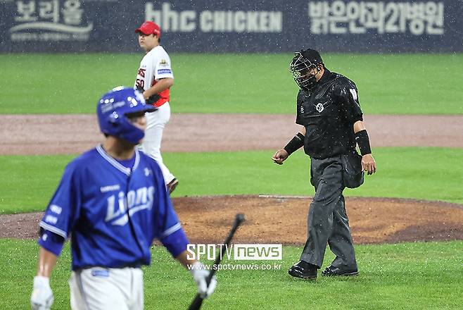 ▲ 삼성 라이온즈와 KIA 타이거즈의 한국시리즈 1차전이 비로 서스펜디드 게임 선언이 됐다. ⓒ곽혜미 기자