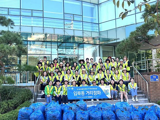 하나님의 교회가 수원시 권선구 입북동 주민들에게 쾌적한 환경을 선사하고자 환경정화에 나섰다. 2km 구간을 정화해 쓰레기 680kg을 수거했다. [하나님의 교회]