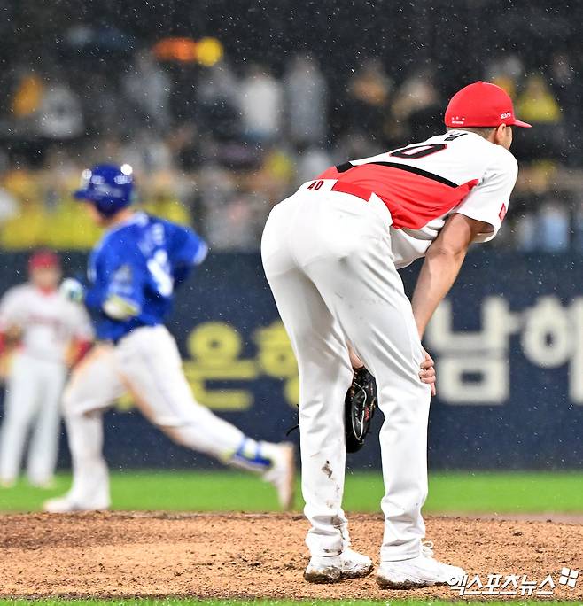 21일 오후 광주기아챔피언스필드에서 열린 '2024 신한 SOL Bank KBO 한국시리즈' 삼성 라이온즈와 KIA 타이거즈의 1차전 경기, 6회초 KIA 선발투수 네일이 삼성 김헌곤에게 솔로 홈런을 허용한 후 아쉬워하고 있다. 광주, 김한준 기자