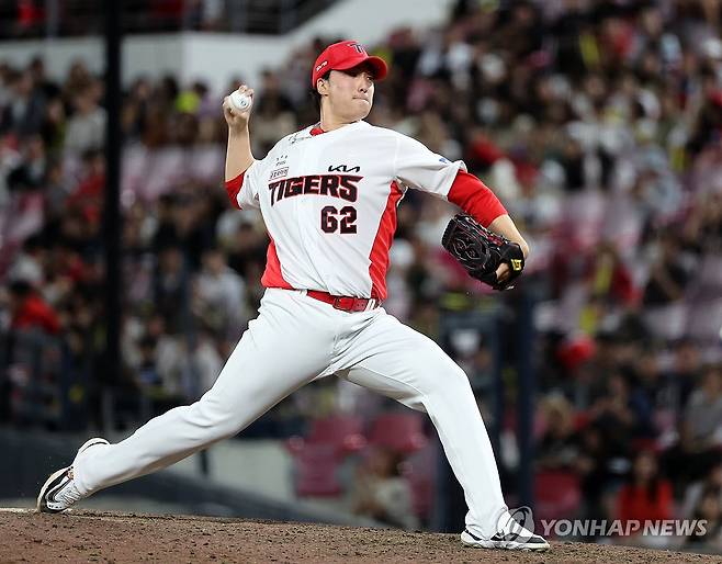 마무리 투구하는 정해영 (광주=연합뉴스) 조남수 기자 = 30일 광주기아챔피언스필드에서 열린 프로야구 NC 다이노스와 KIA 타이거즈의 경기. KIA 정해영이 9회초에 투구하고 있다. 2024.9.30 iso64@yna.co.kr