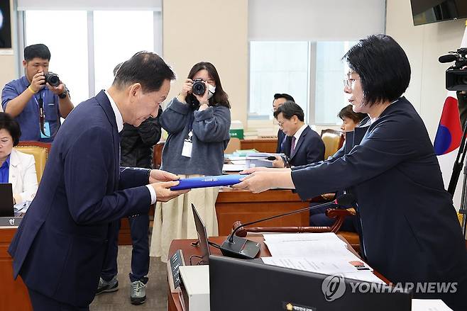 선서문 전달하는 류희림 방심위원장 (서울=연합뉴스) 김주성 기자 = 류희림 방송통신심의위원장(왼쪽)이 21일 오전 국회에서 열린 국회 과학기술정보방송통신위원회의 국정감사에서 최민희 위원장에게 선서문을 전달하고 있다. 2024.10.21 utzza@yna.co.kr