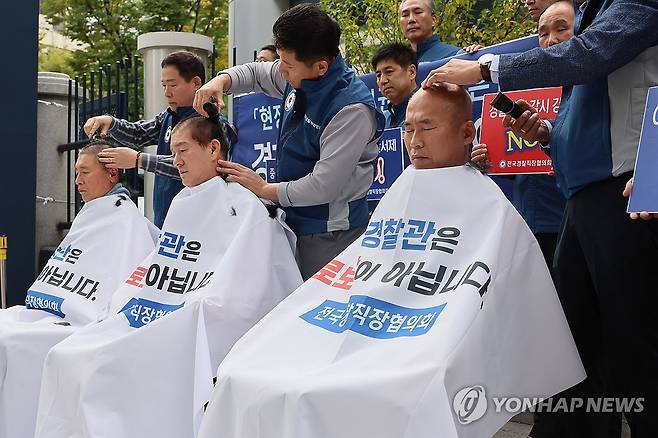 "경찰은 로보캅이 아닙니다" (서울=연합뉴스) 이정훈 기자 = 전국경찰직장협의회 관계자들이 21일 서울 서대문구 경찰청 앞에서 열린 현장경찰관 인권탄압 규탄대회에서 경찰청의 GPS감시와 밀어내기 순찰을 규탄하며 삭발식을 하고 있다. 2024.10.21 uwg806@yna.co.kr