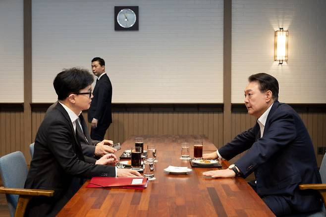 윤석열 대통령이 21일 서울 용산 대통령실 앞 파인그라스에서 국민의힘 한동훈 대표를 만나 대화하고 있다.(사진=대통령실 제공)