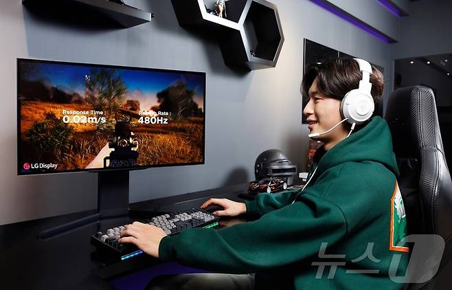 LG디스플레이 모델이 27인치 480Hz OLED 게이밍 모니터로 게임을 즐기고 있다.(LG디스플레이 제공) ⓒ News1 한재준 기자