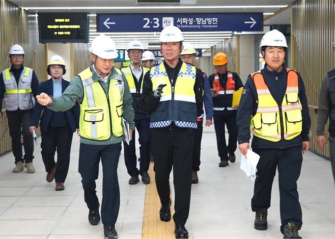 한문희 코레일 사장(가운데)이 22일 서해선을 점검하고 있다.(한국철도공사 제공)