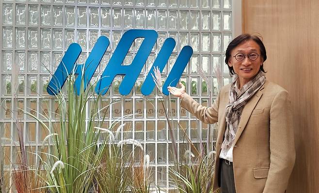 김진우 대표는 AI 기술을 사람들의 삶에 직접적으로 사용하는 데 개발하고 싶다는 생각에 2016년 하이를 창립했다. 21일 김 대표가 종로구 본사에서 가리키는 회사 이름 하이(Haii)도 휴먼(Human), AI(ai), 상호작용(Interaction)에서 글자를 따왔다./이정아 기자