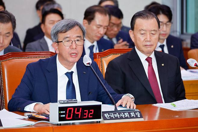 정기환(왼쪽) 한국마사회 회장이 22일 오전 서울 여의도 국회 농림축산식품해양수산위원회에서 열린 한국농수산식품유통공사·한국농어촌공사·한국마사회 등 국정감사에 출석해 의원 질의에 답하고 있다. /뉴스1