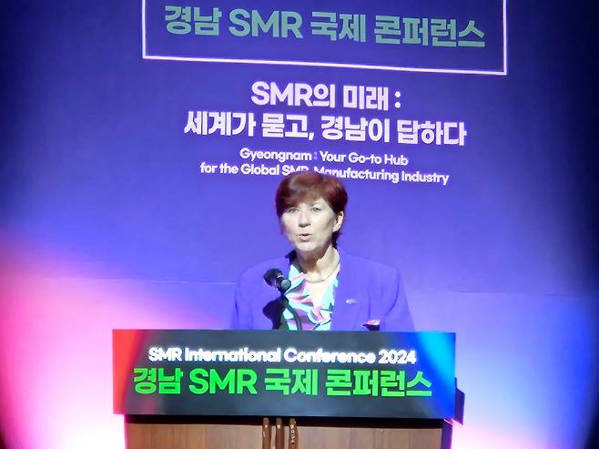 베로니크 루예(Véronique Rouyer) 경제협력개발기구(OECD) 산하 원자력기구(NEA) 국장이 22일 경상남도 창원시 창원컨벤션센터에서 열린 ‘경남 SMR 국제 콘퍼런스’ 기조연설을 진행하고 있다. / 정재훤 기자