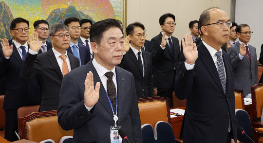 22일 열린 국회 정무위원회의 국가보훈부, 독립기념관 등의 국정감사에서 김형석 독립기념관장(앞줄 왼쪽)이 선서하고 있다. 연합뉴스