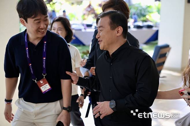 퀄컴 행사에 참석한 노태문 삼성전자 사장(오른쪽)이 박진형 전자신문 기자(왼쪽) 등 기자들과 이동하며 대화를 나누고 있다.