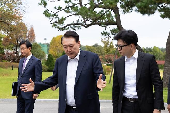 윤석열 대통령이 지난 21일 서울 용산 대통령실 파인그라스 앞에서 한동훈 국민의힘 대표와 실내 면담에 앞서 함께 산책하며 대화를 나누고 있다. (사진=대통령실 제공) /사진=뉴시스